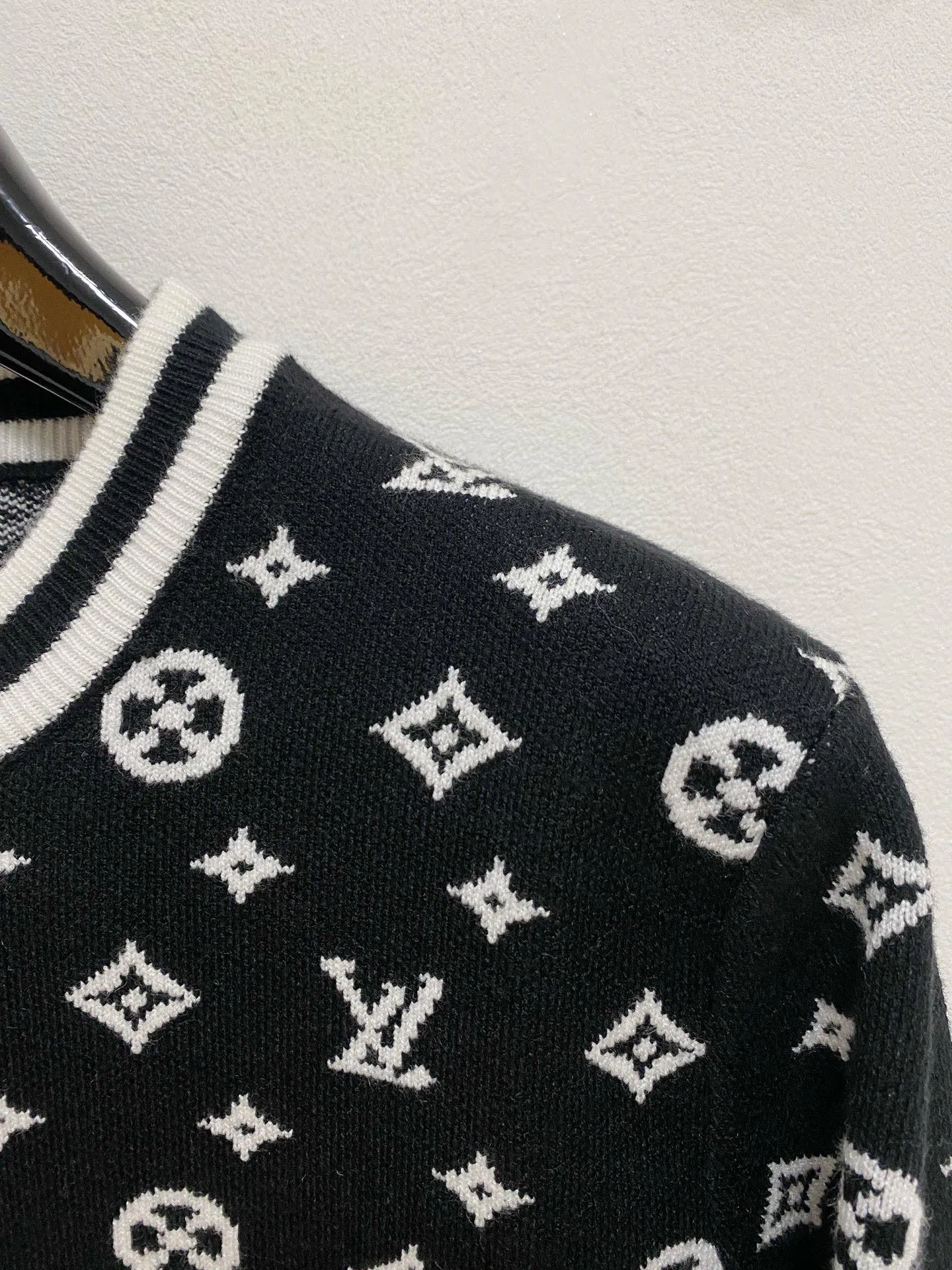 🅿️440 [LV Louis Vuitton] Autumn and winter classic lapel sweater, in full condition! ! ! Wool blended fabric, the latest model in 2025, golden ratio! ! Slim-fitting soft gold, versatile and practical item, the combination and practicality are extremely powerful, simple and elegant, and classy! To create your own style, it is highly recommended to buy it in two colors. The standard slim fit tailoring process is suitable for both young and old men. It is knitted from wool and will not cause any discomfort! While keeping warm, it is stylish, textured and wearable, and the classic logo with contrasting colors on the chest feels in place! ! Recommended for regular customers! ! Size M-3XL (maximum wear: 190 pounds)